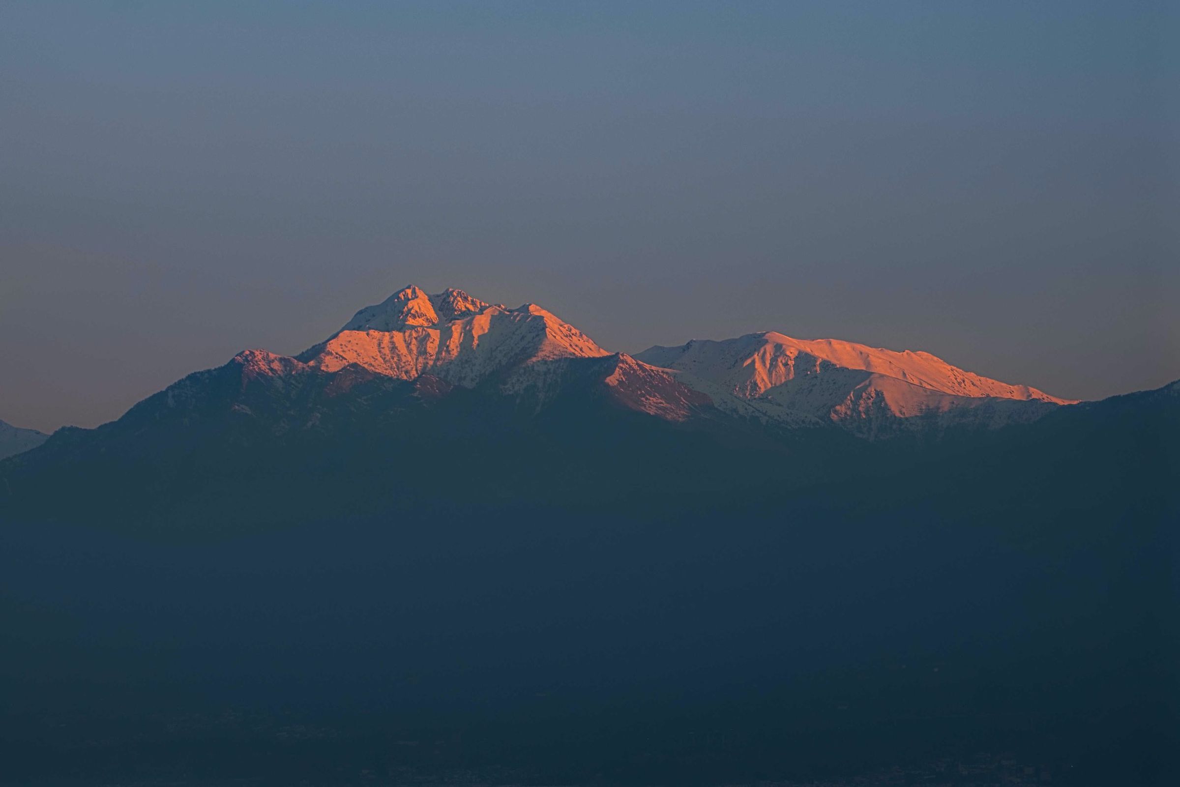 Bergkette im letzten Licht des Tages